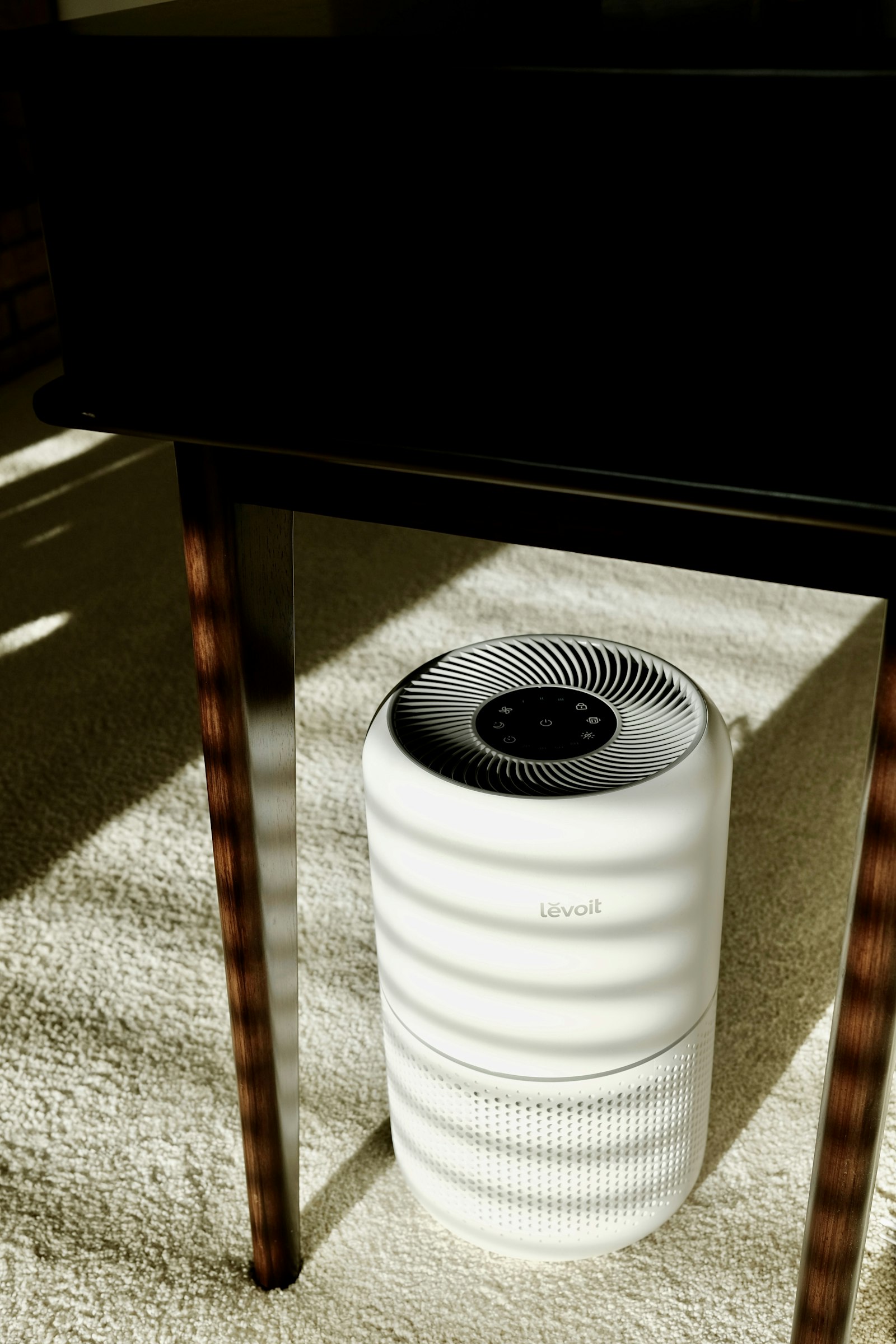 Freestanding air purifier in a home interior, illustrating how to choose an air purifier for an Indian apartment